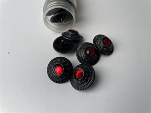 Metalknap - sort med rød sten, 19 mm